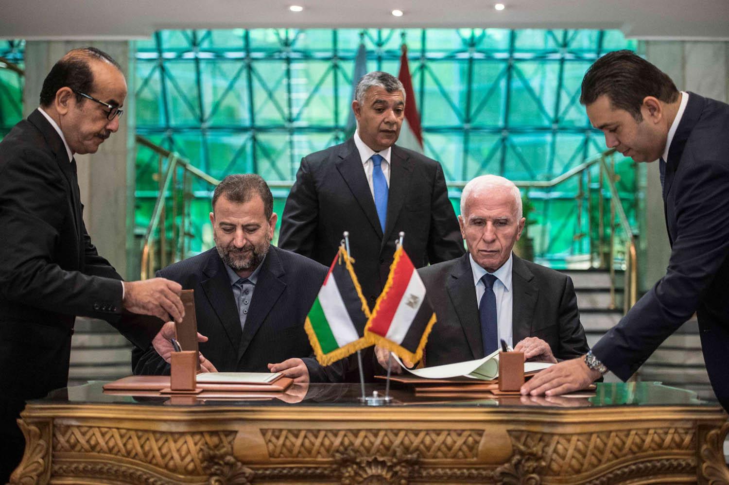 عزام الأحمد عن فتح وصالح العاروري عن حماس يوقعان اتفاقية مصالحة في مقر المخابرات المصرية