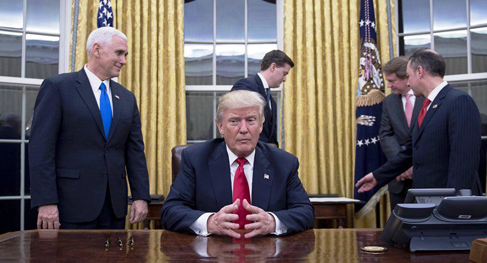 الرئيس الأميركي دونالد ترامب ونائبه مايك بنس وبعض معاونيه