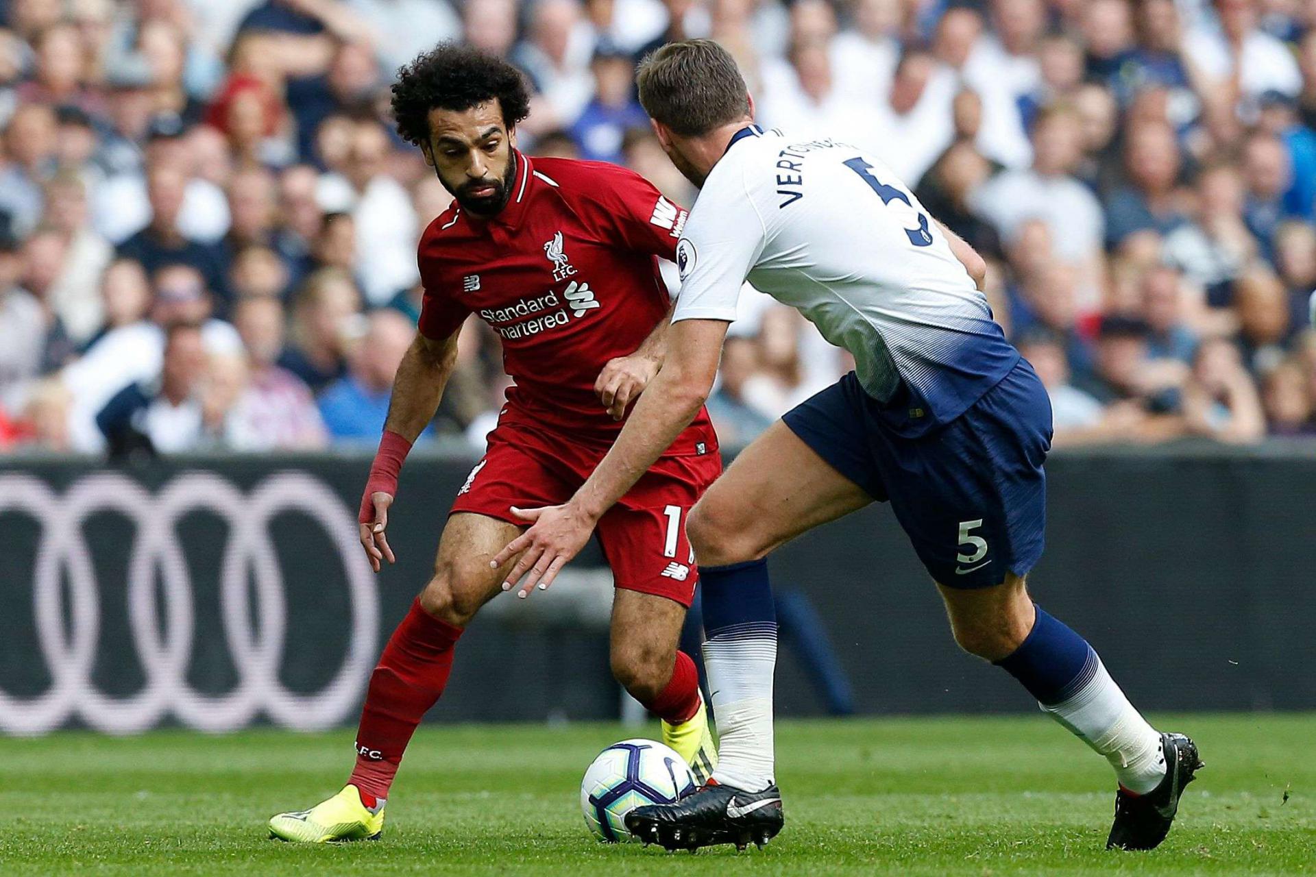 محمد صلاح يحاول مراوغة مدافع توتنهام هوتسبير البلجيكي خلال لقاء في الدوري الانكليزي