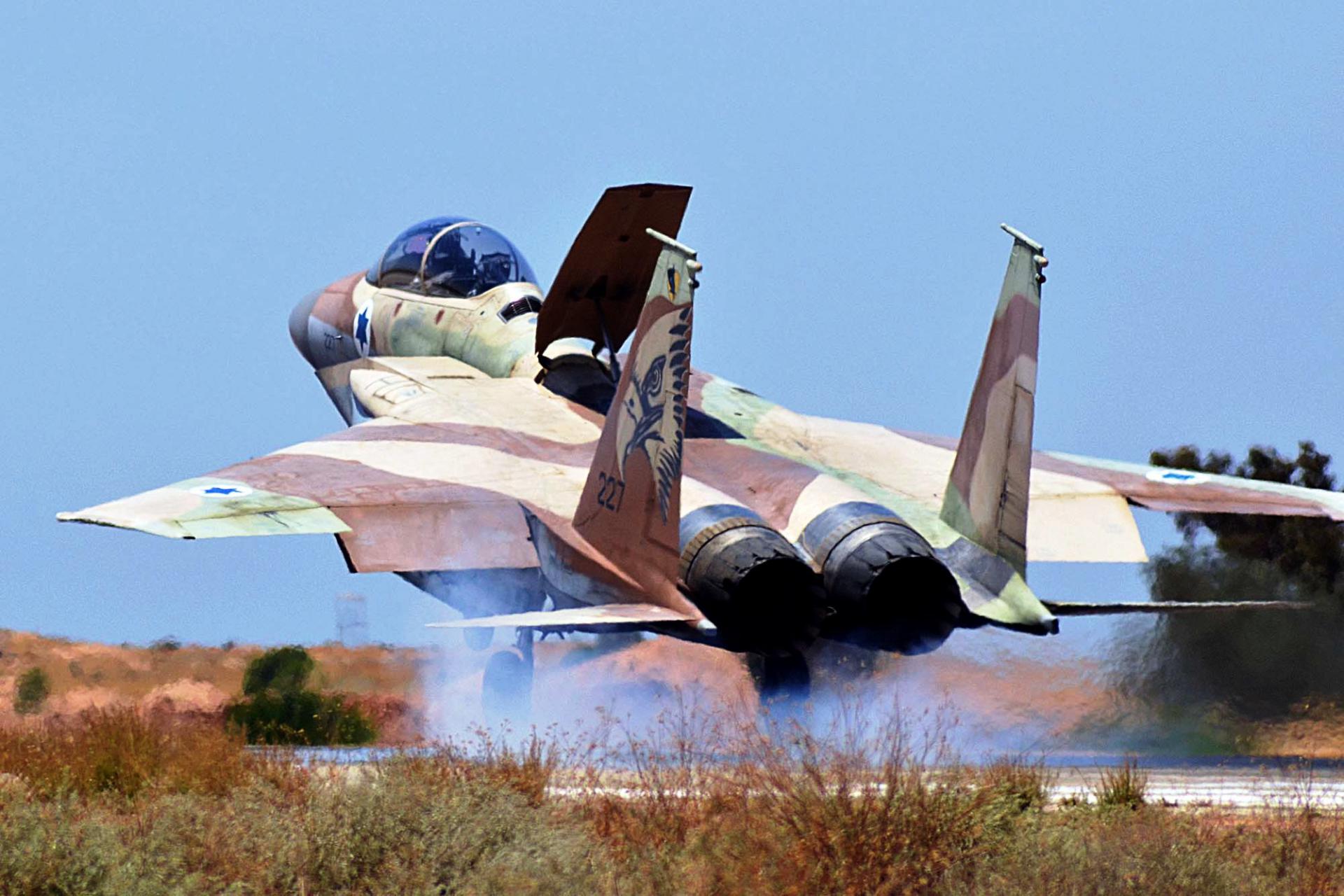 مقاتلة اسرائيلية تنطلق من احدى القواعد العسكرية 