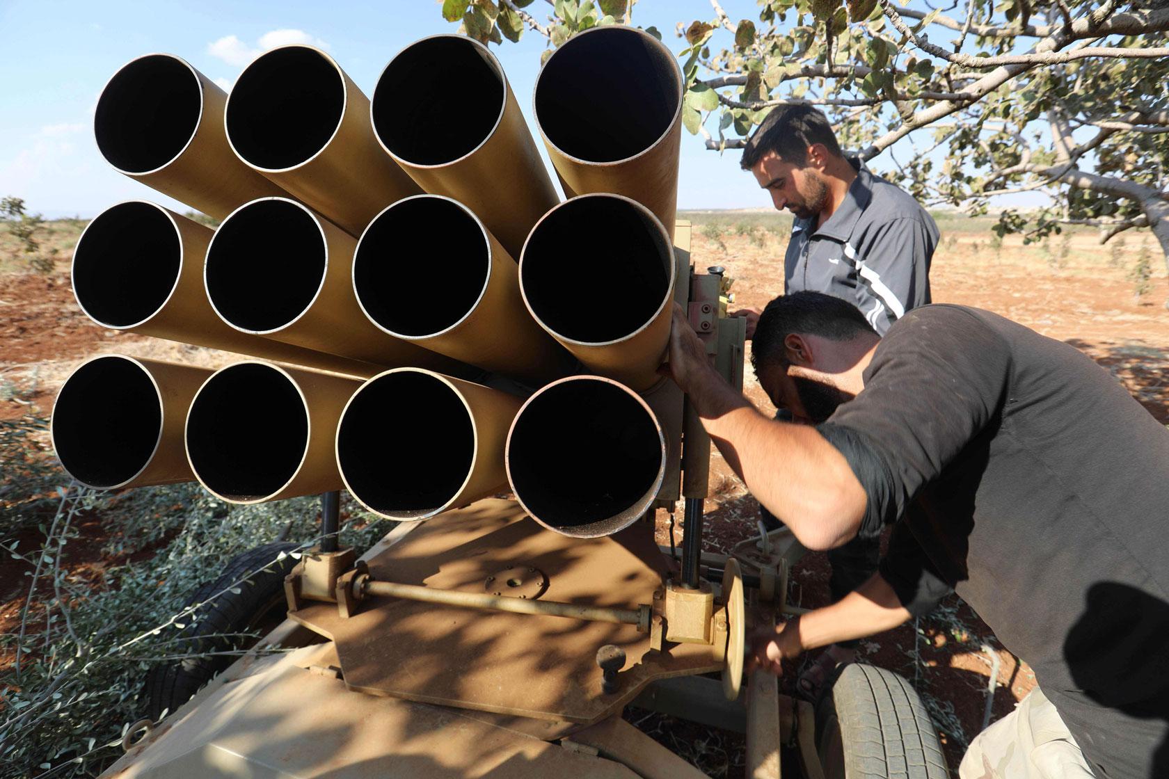 اصرار الفصائل على عدم سحب أسلحتها الثقيلة يضع اتفاق ادلب على حافة الإنهيار