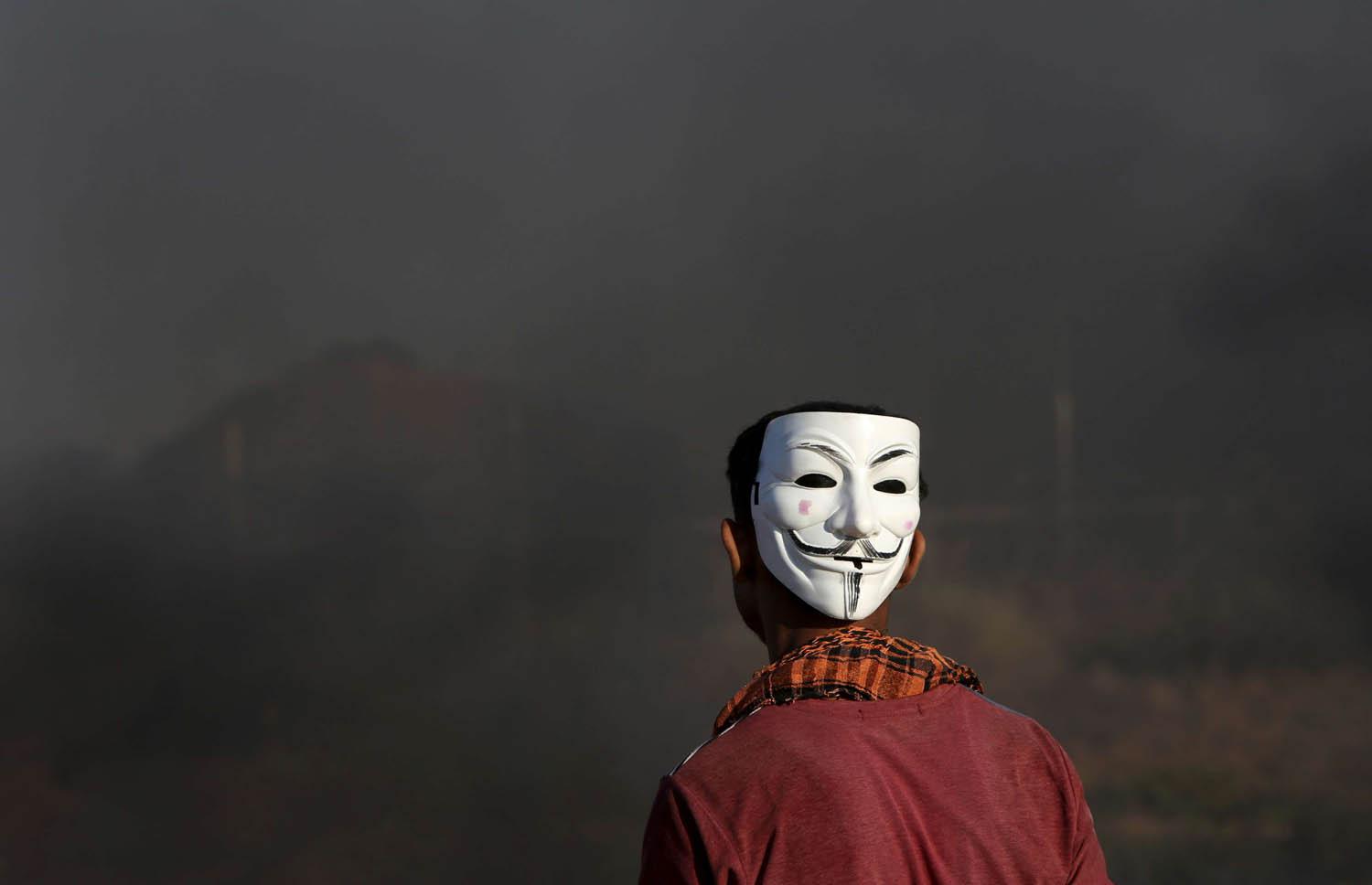 فلسطيني عند الحدود المشتعلة بين غزة وإسرائيل