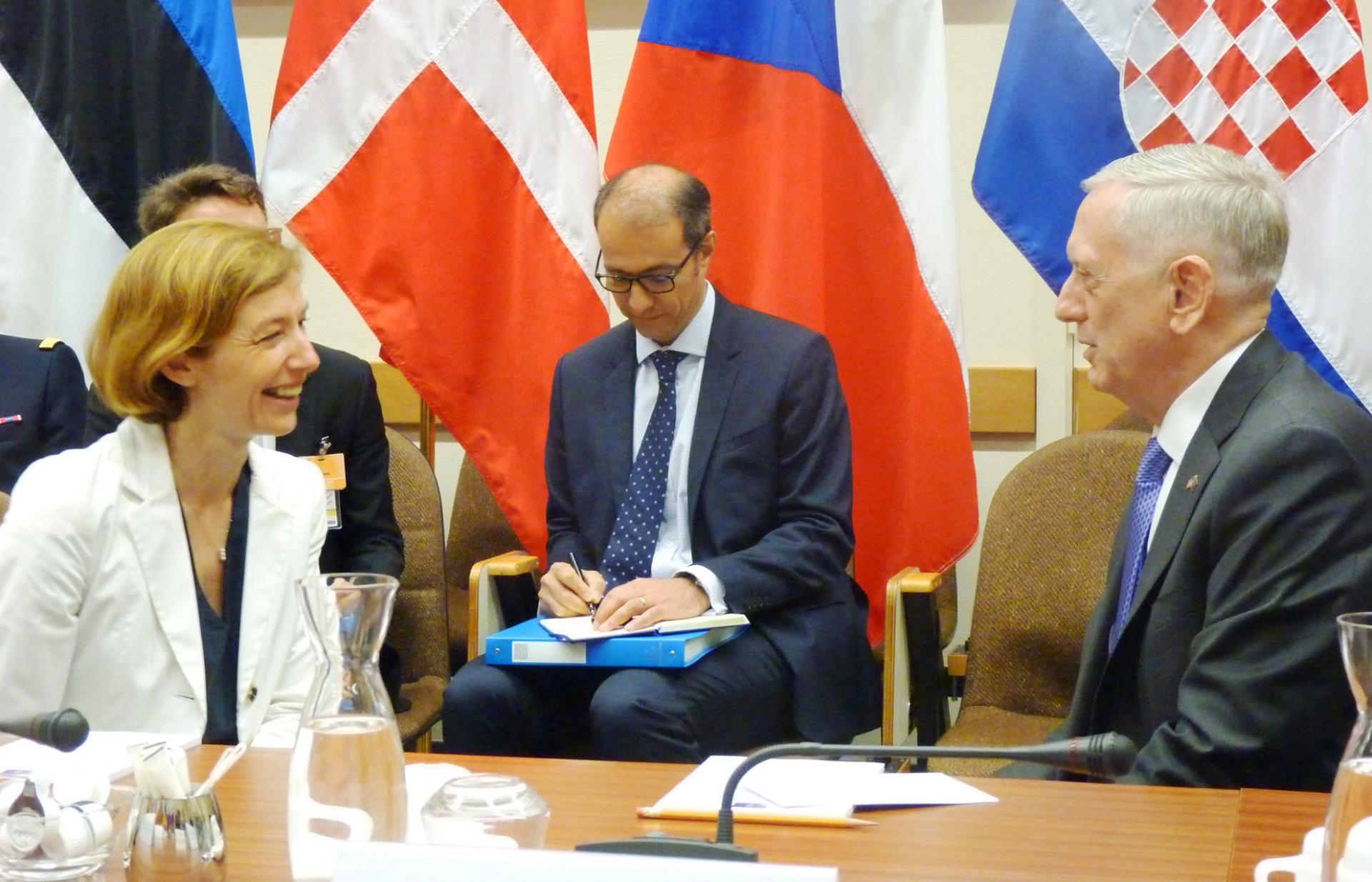 وزيرة الدفاع الأميركية فلورنس بارلي في مباحثات سابقة مع نظيرها الأميركي جيم ماتيس