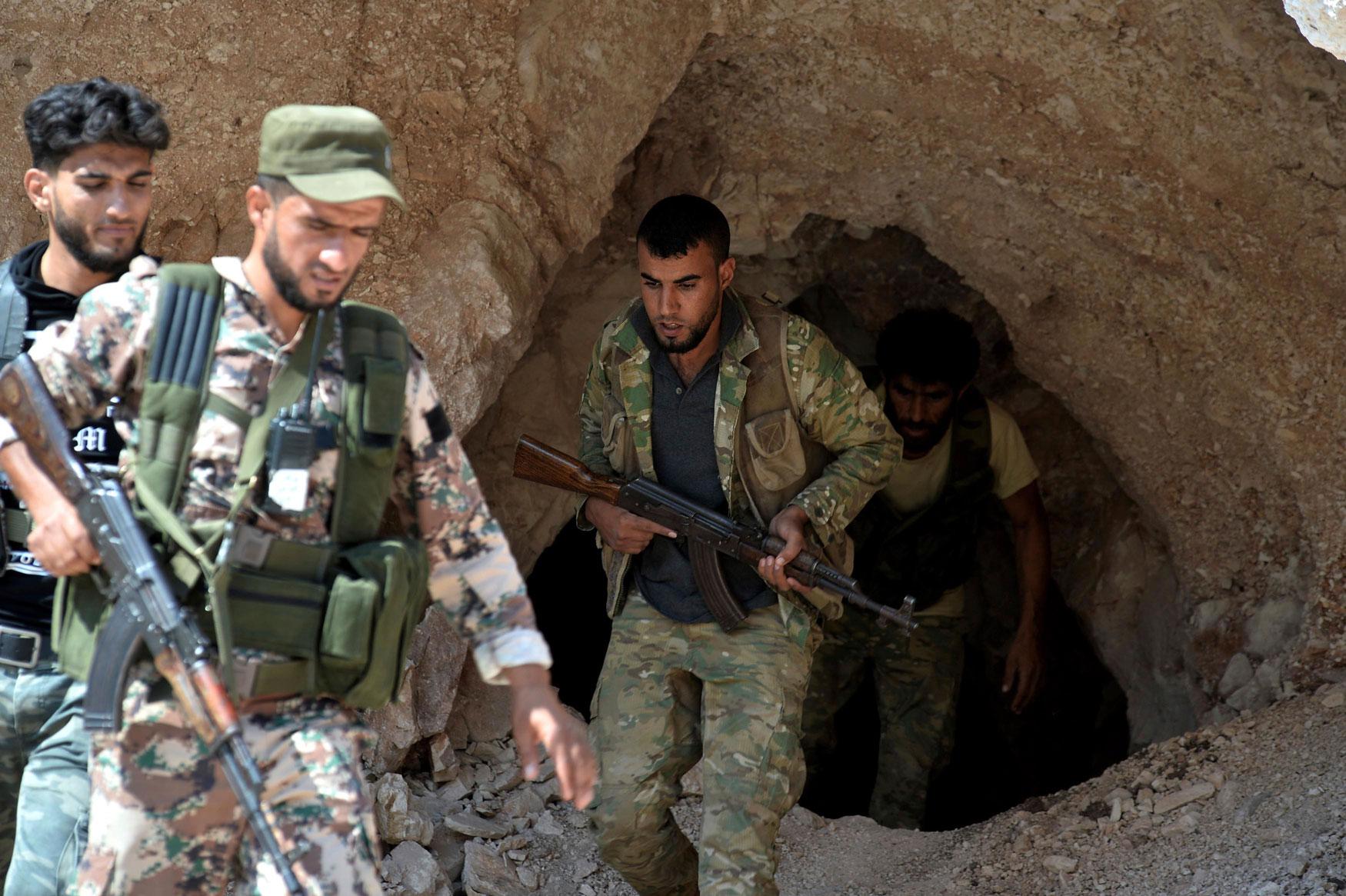 مسلحو المعارضة يستعدون لأعنف هجوم على آخر معقل لهم على الحدود التركية