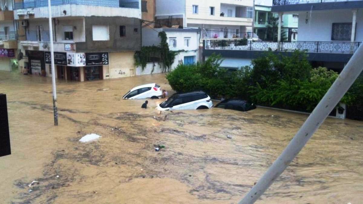 سيول اجتاحت محافظة نابل جرفت سيارات وغمرت المنازل 