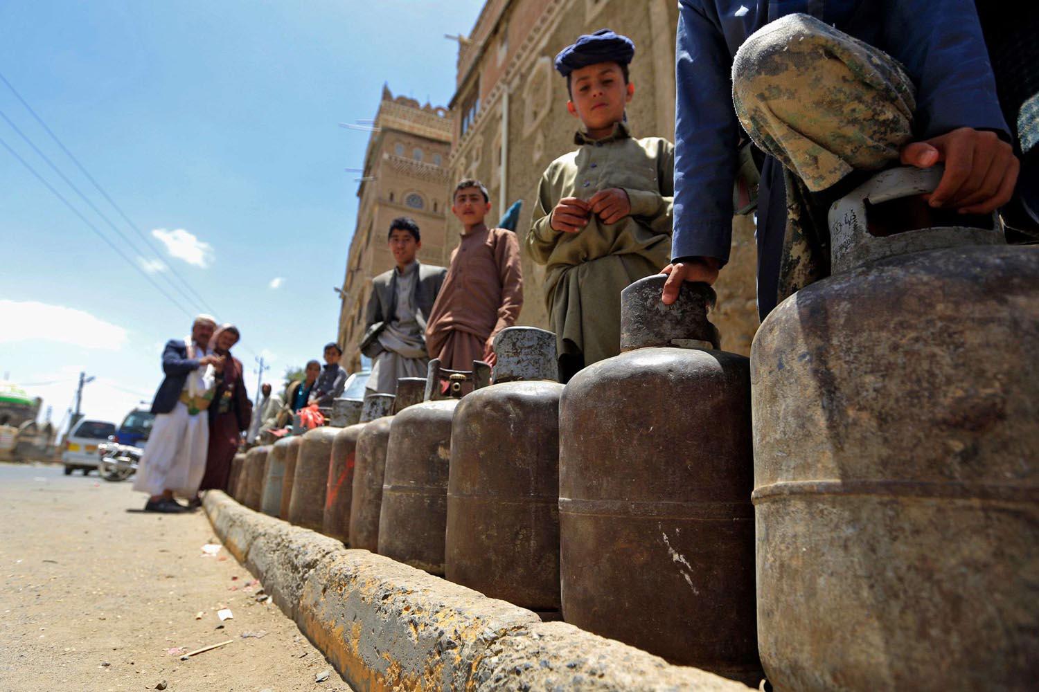 طابور من الاطفال في انتظار توزيع قناني غاز الطبخ في صنعاء