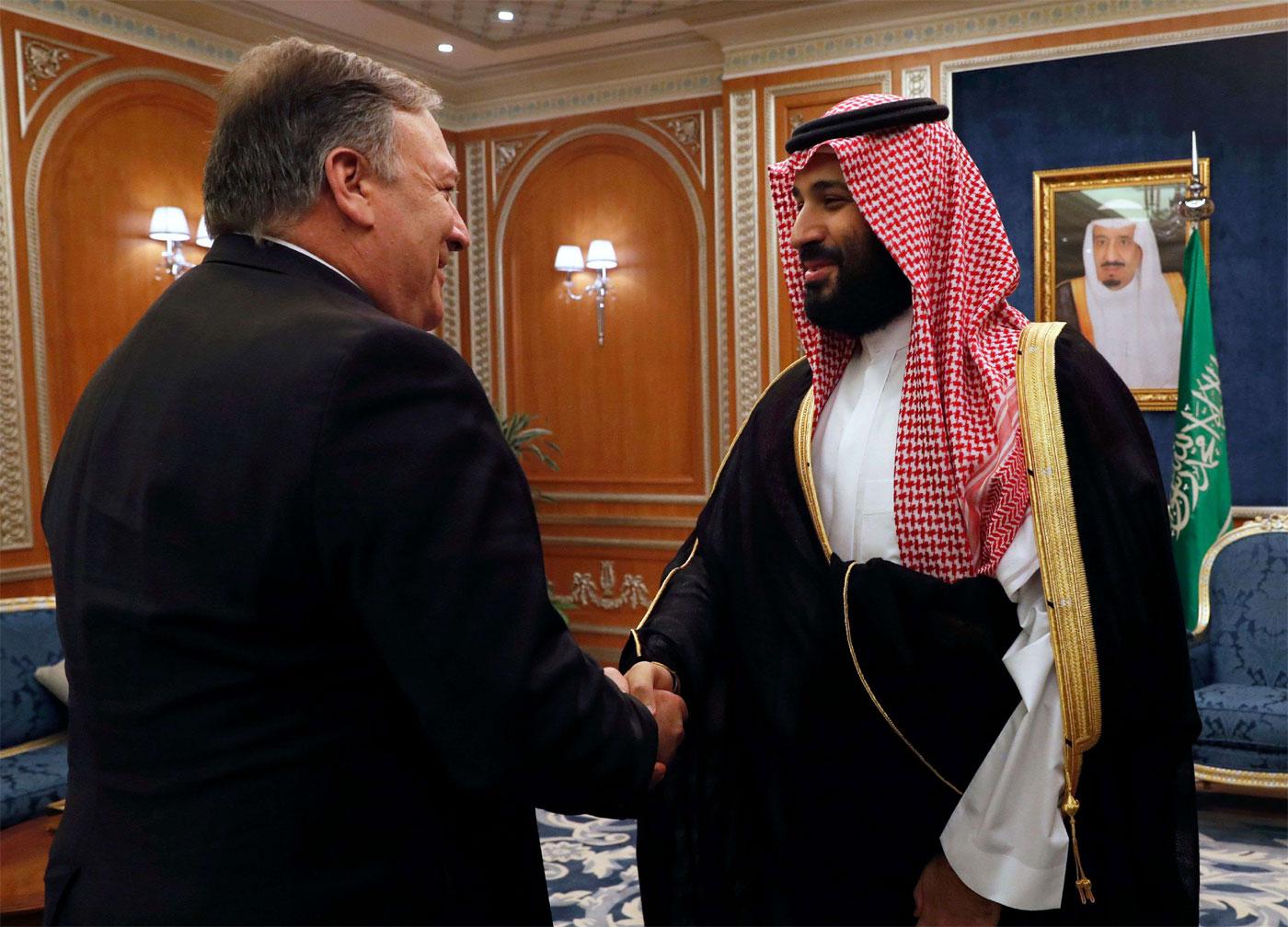 سعوديون يشاركون في الجناح السعودي في معرض جايتكس 2018 - دبي