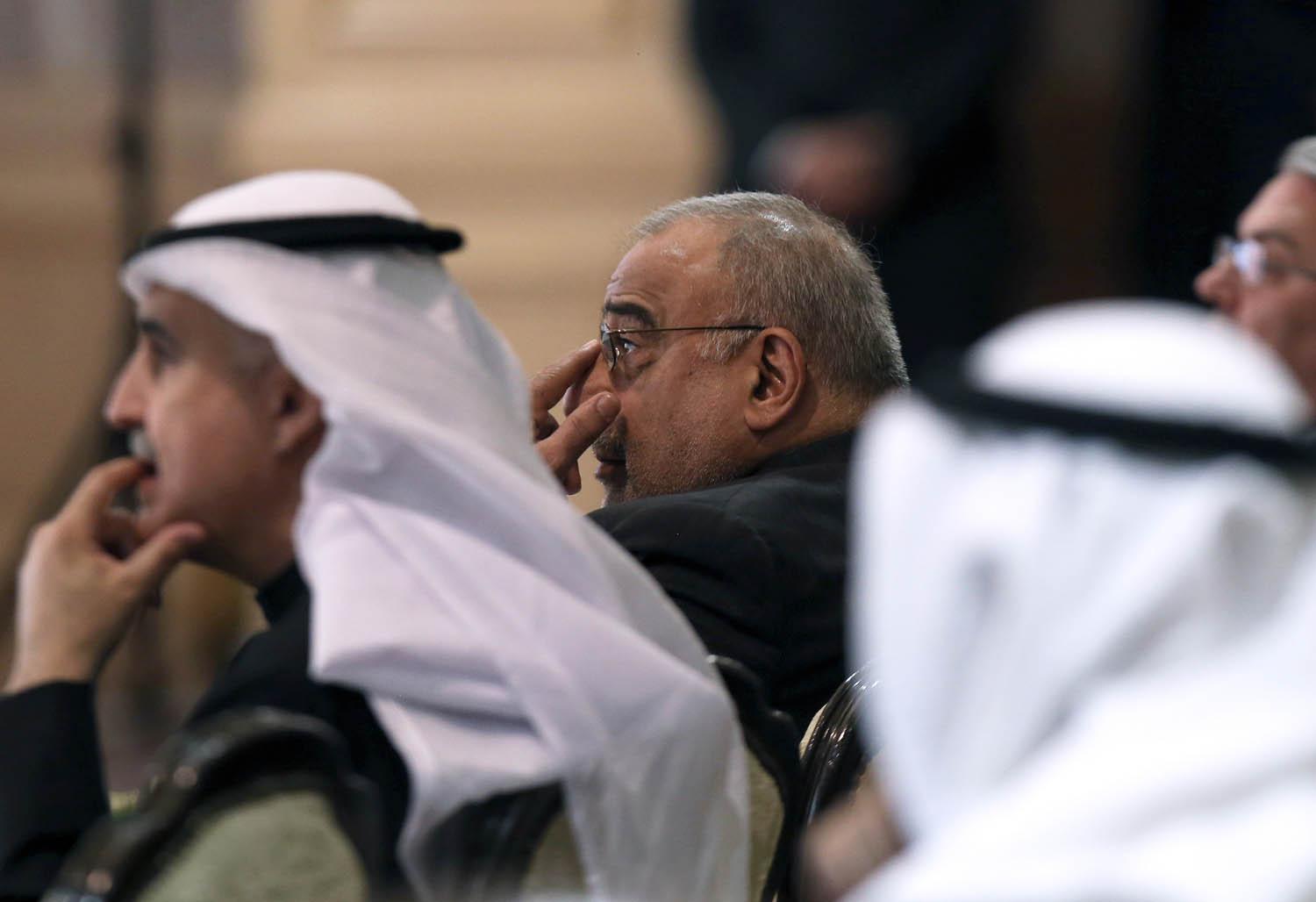 عادل عبدالمهدي خلال حضوره مؤتمر الاستثمار في الكويت