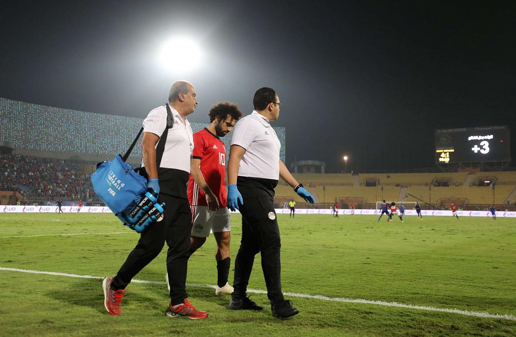 محمد صلاح يغادر الملعب بعد تعرضه لشد عضلي