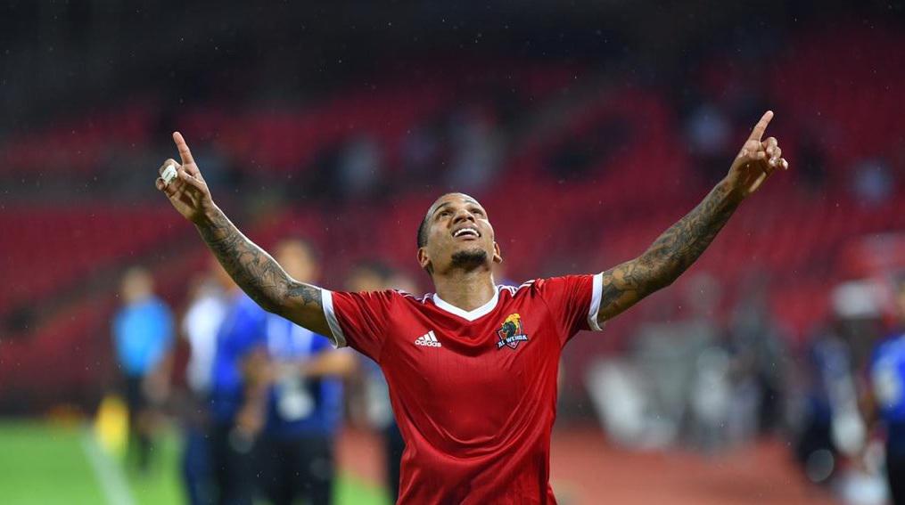 لاعب الوحدة يحتفي بالفوز على الفيحاء