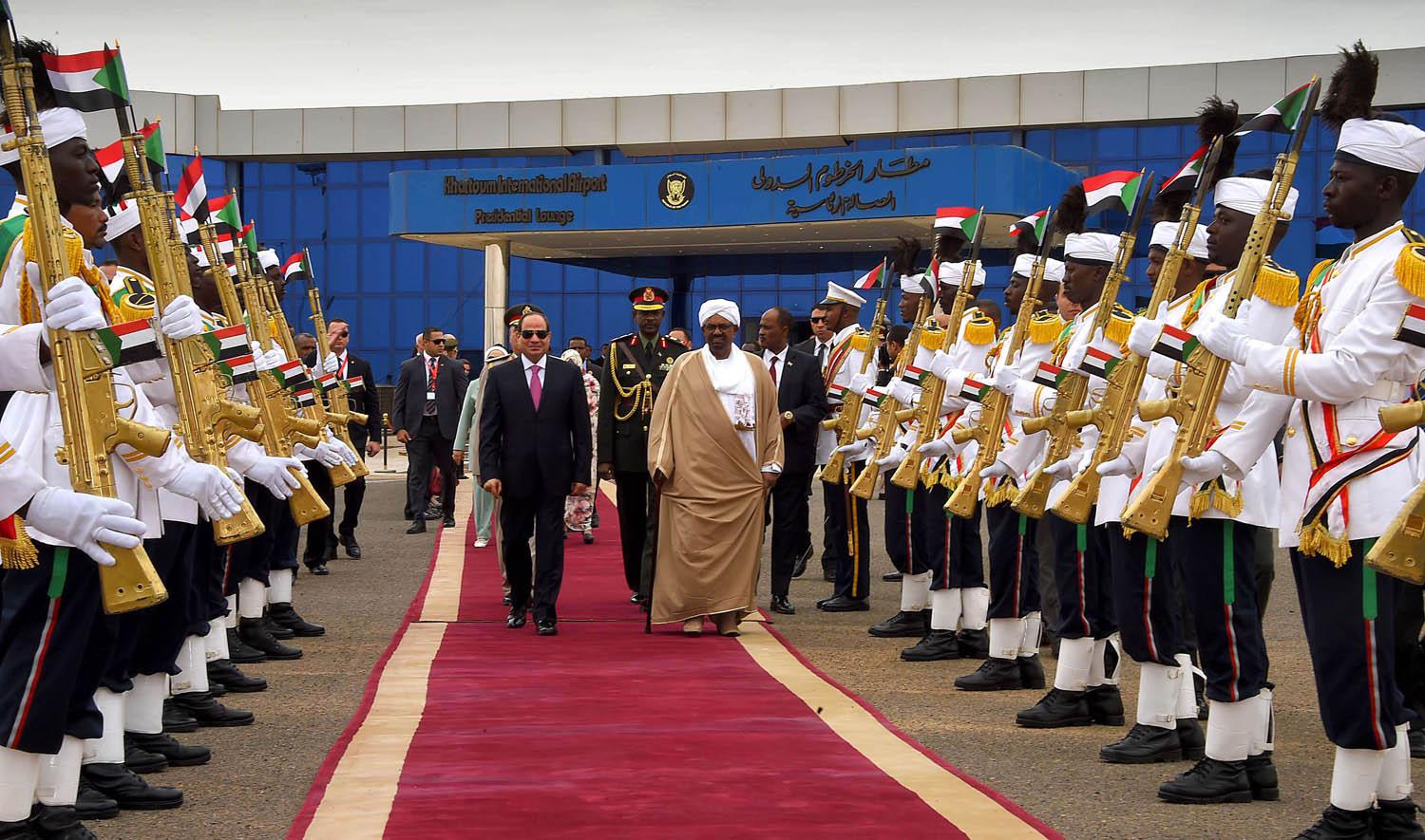 البشير يستقبل السيسي