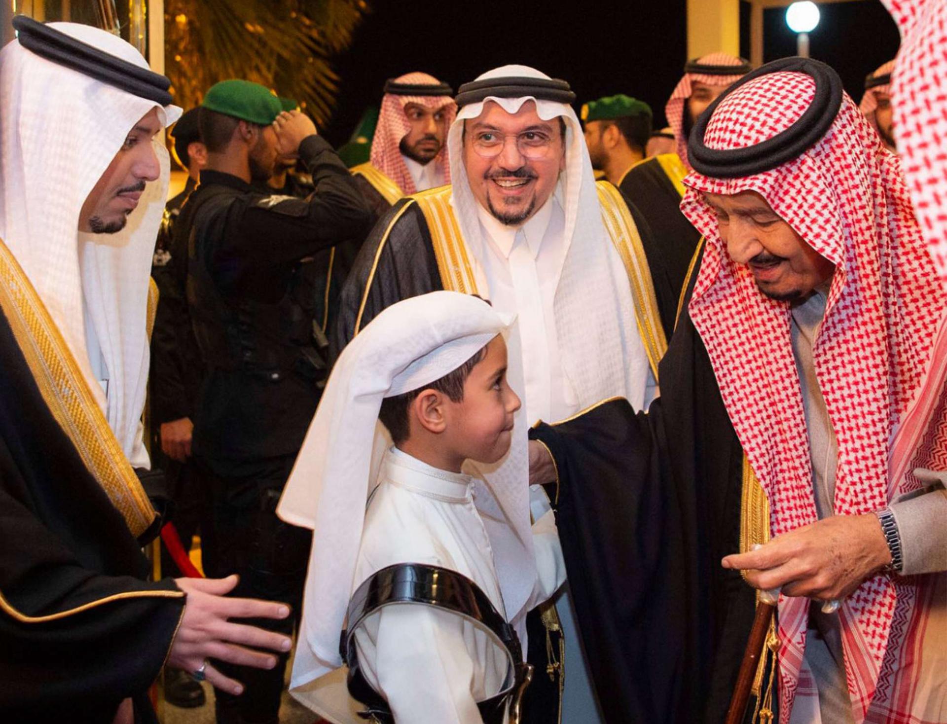 الملك سلمان يتفقد أحوال المواطنين