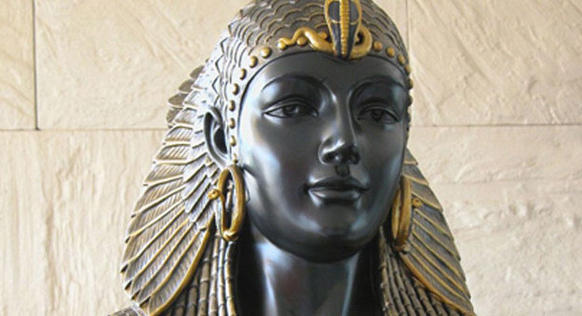 أنت تسير فوق بقايا قصري