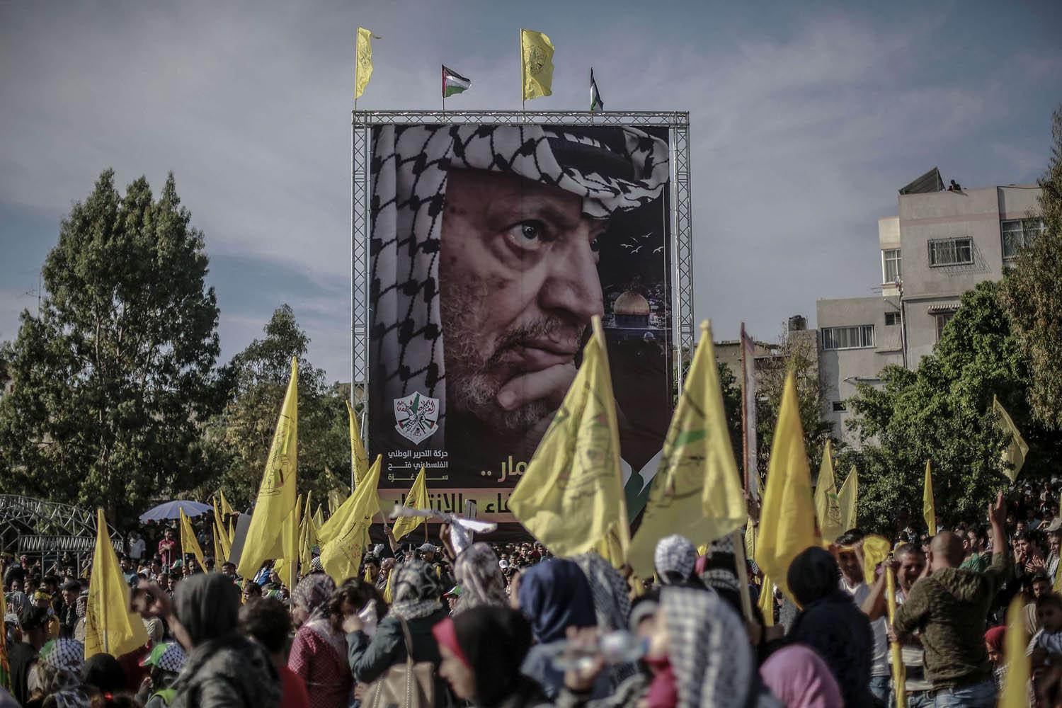 متظاهرون فلسطينيون في غزة في ذكرى عرفات