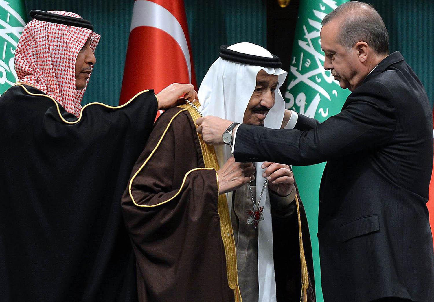 الرئيس التركي أردوغان يقلد العاهل السعودي سلمان بن عبدالعزيز أعلى وسام تركي