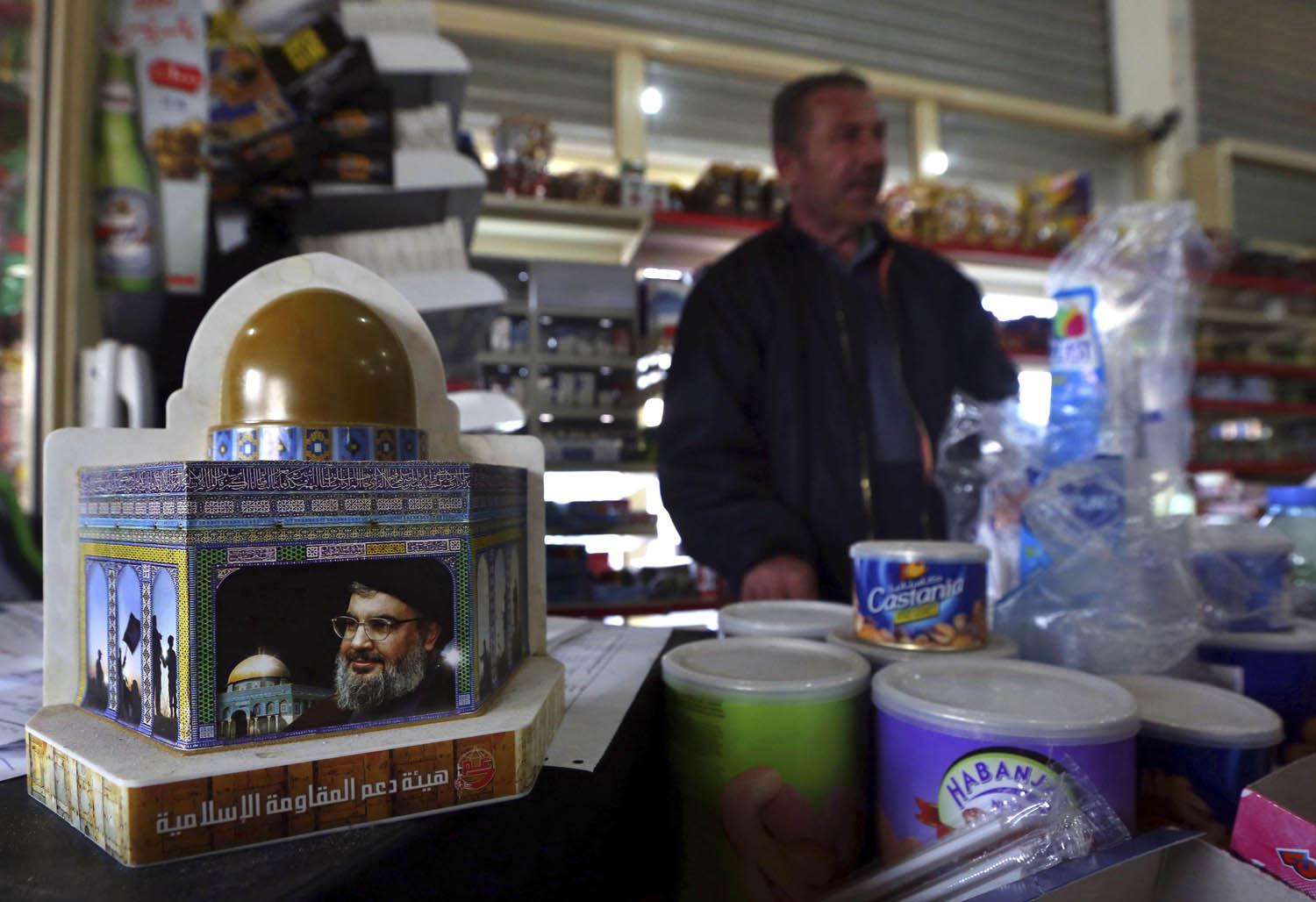 دكان في بيروت يعرض صندوقا لجمع التبرعات لحزب الله
