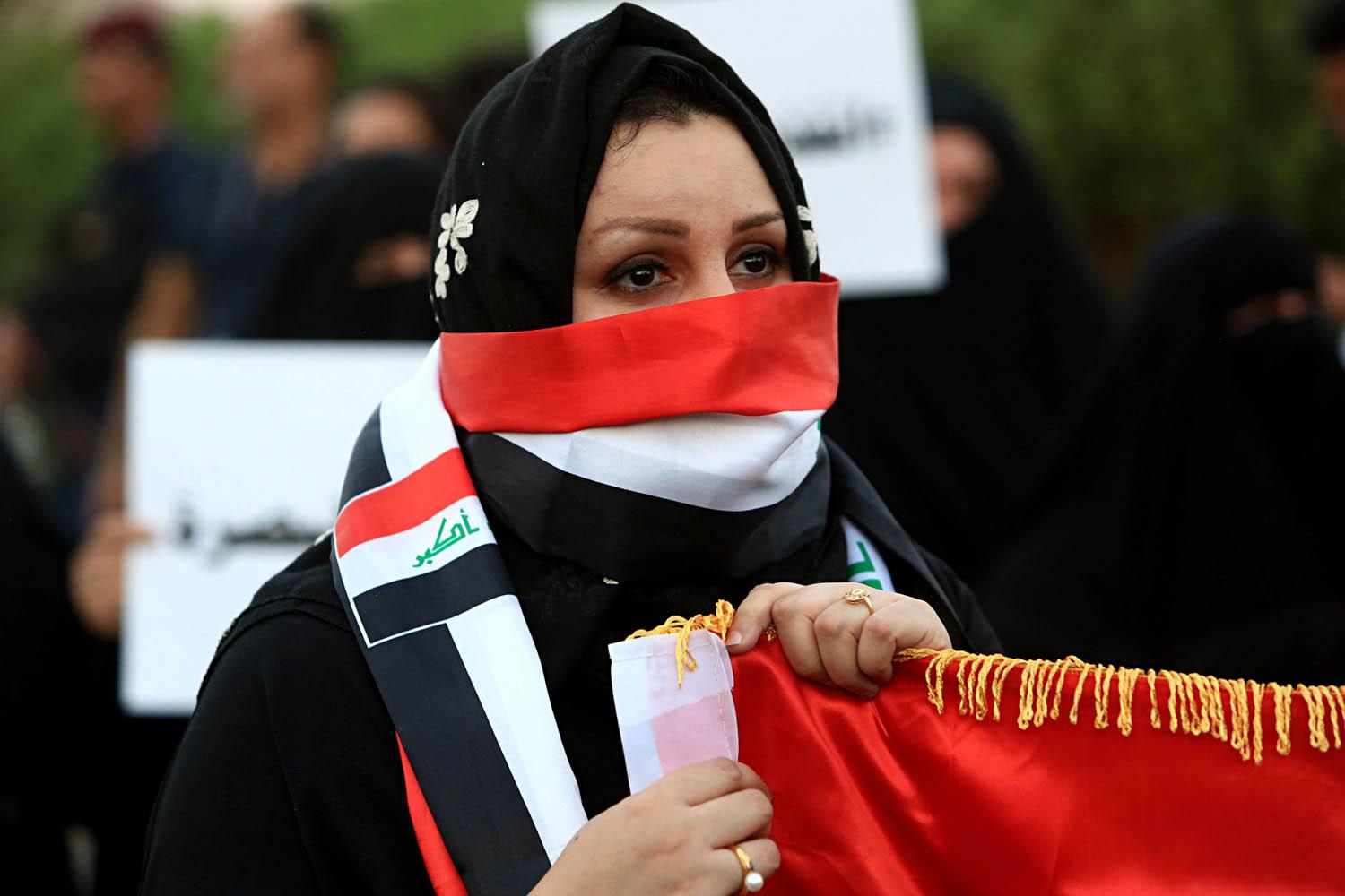 عراقية تتظاهر في البصرة احتجاجا على تردي الخدمات والفساد