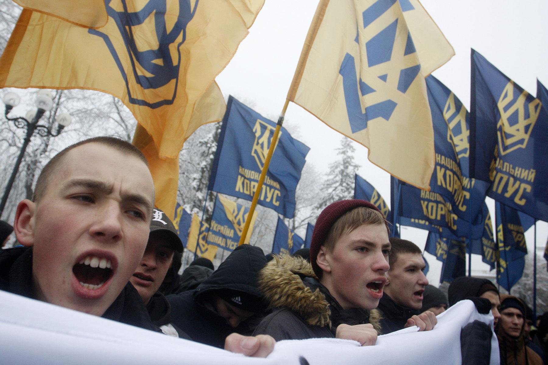 نشطاء اوكرانيون يتظاهرون أمام السفارة الروسية في كييف احتجاجا على احتجاز موسكو سفنا أوكرانية بطواقمها