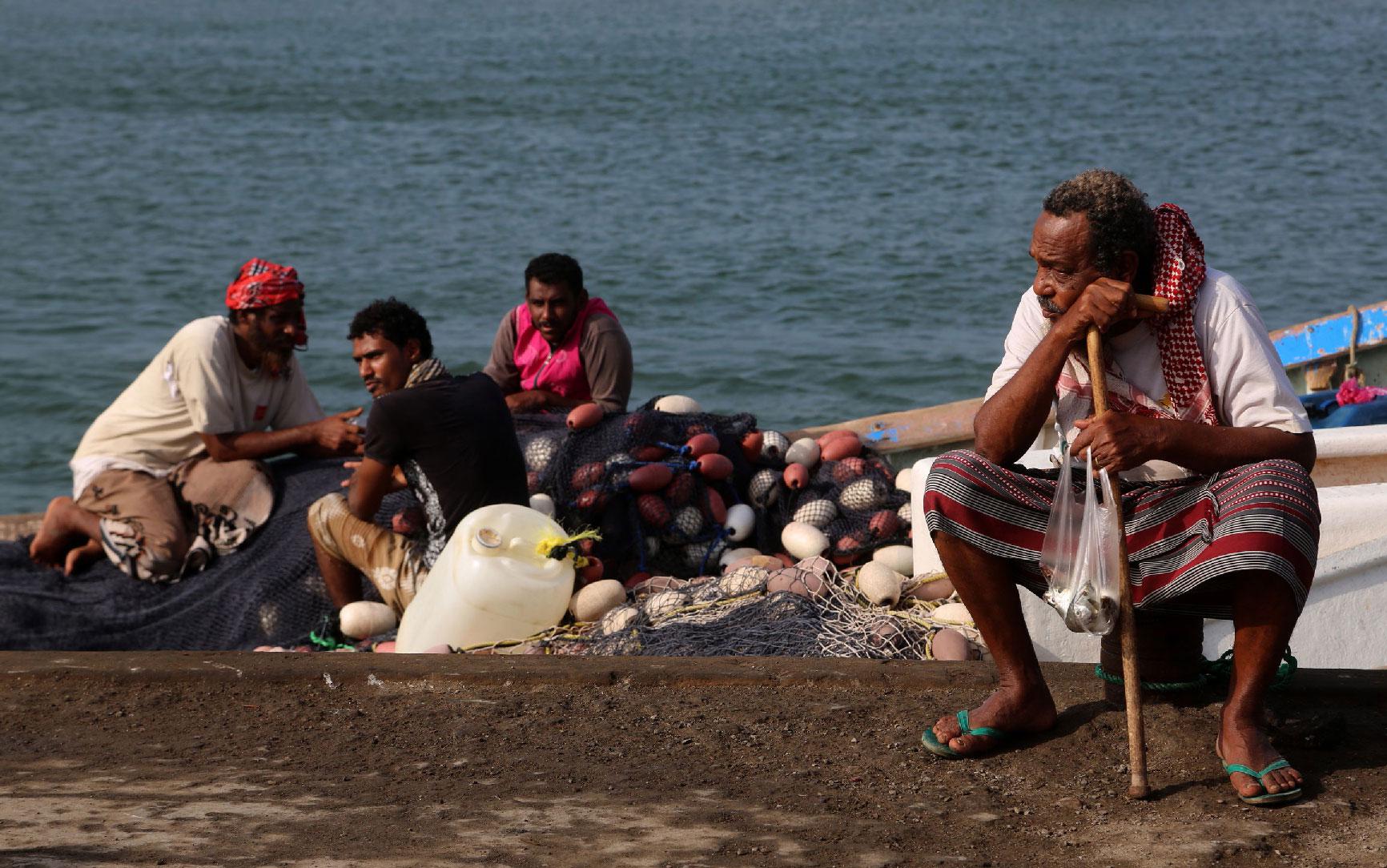 Yemeni fishermen waiting along the shore in the Red Sea city of Hodeidah, on November 25, 2018.