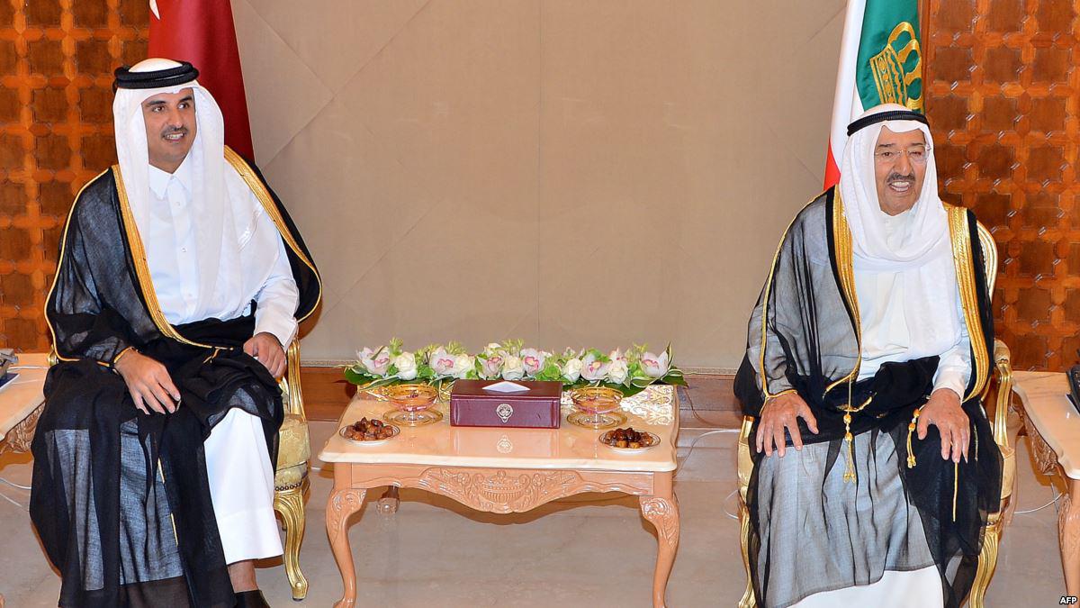 أمير الكويت الشيخ صباح الأحمد الجابر الصباح في لقاء سابق مع أمير قطر الشيخ تميم بن حمد