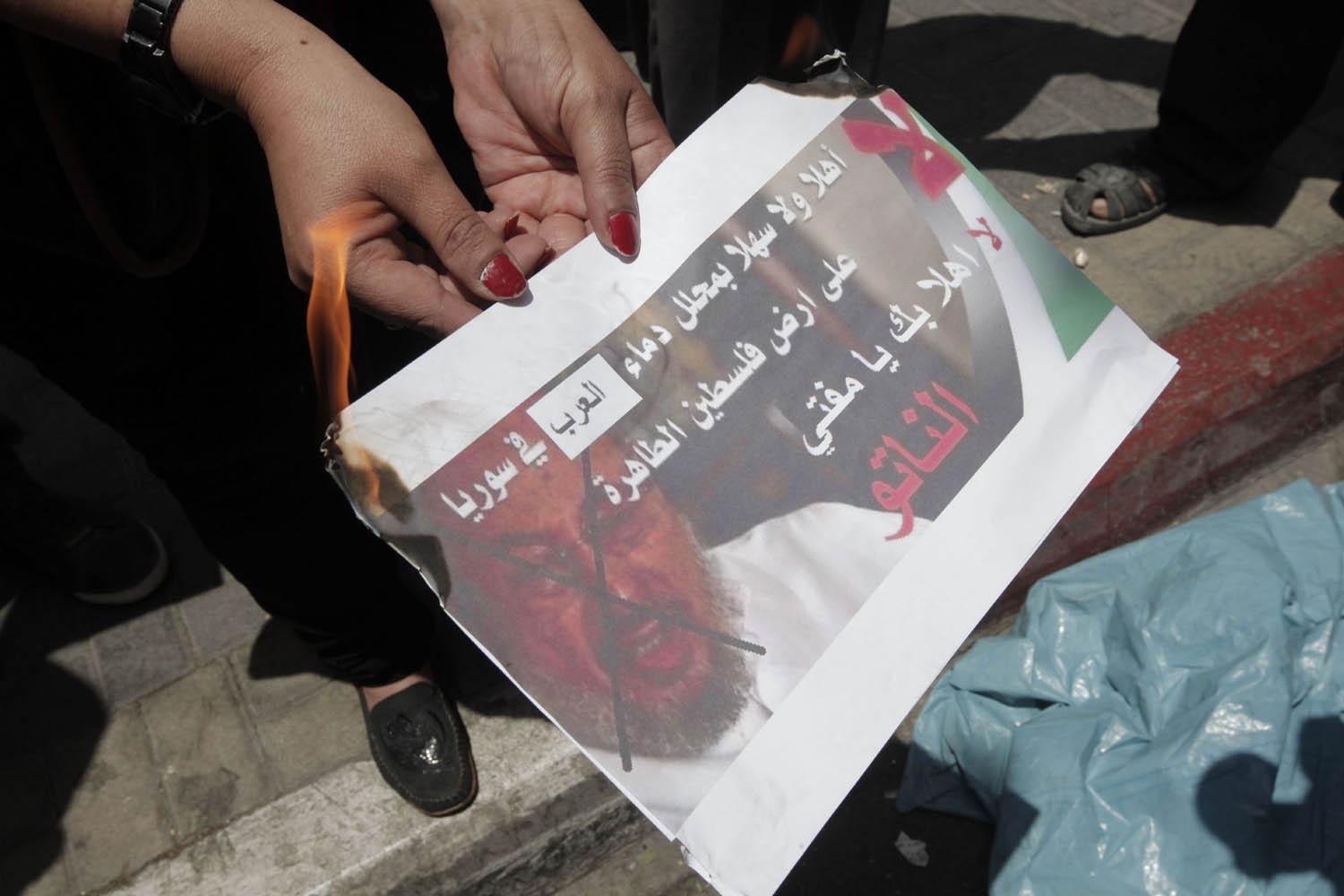 فلسطينيون يحتجون على زيارة الشيخ يوسف القرضاوي لغزة