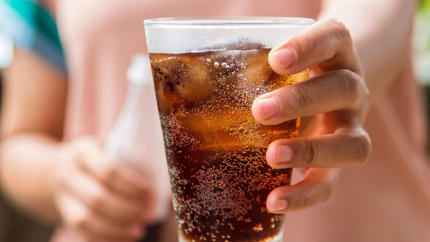 مرض خطير يهاجم عشاق المشروبات الغازية