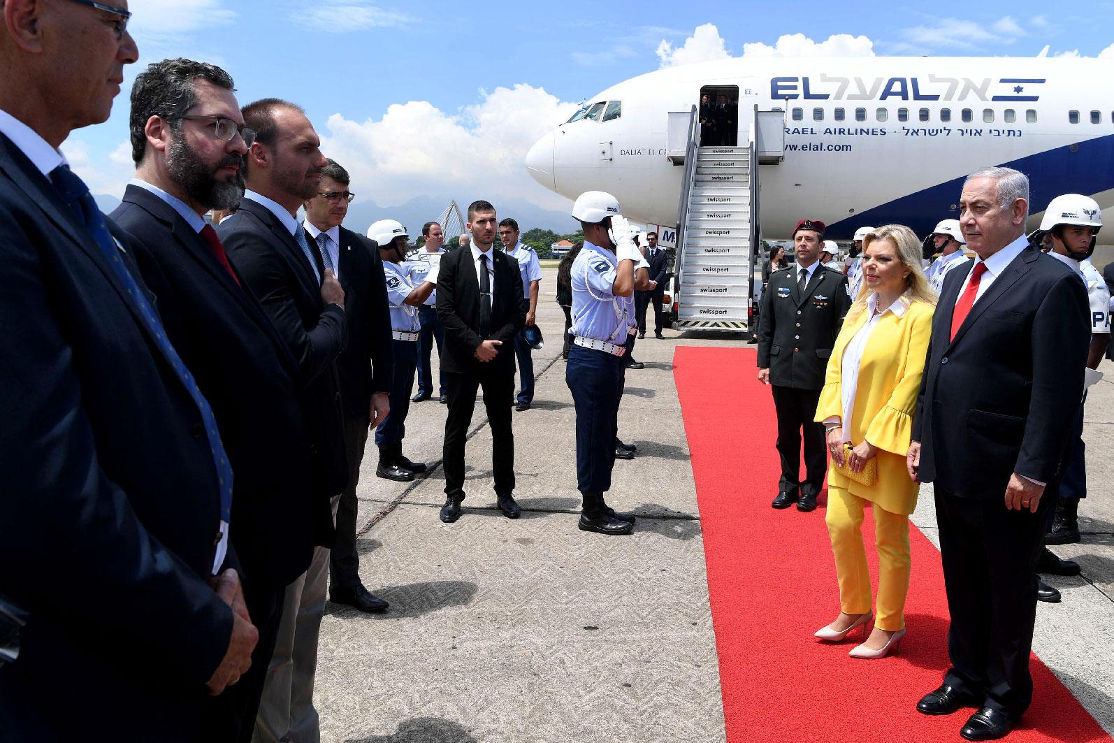 28 December 2018, Brazil, Rio de Janeiro: Israeli Prime Minister Benjamin Netanyahu (R) and his wife Sara (2-R) are seen after landing.