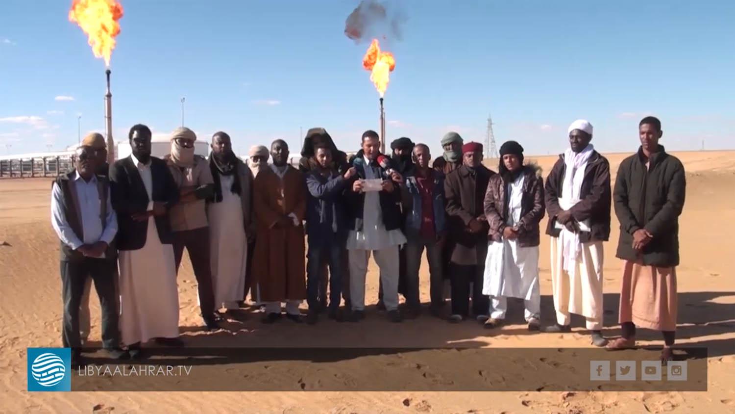 ليبيون يحتجون أمام حقل الشرارة النفطي في فزان