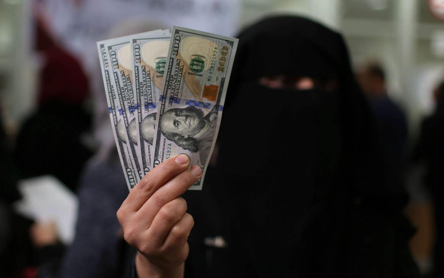 فلسطينية من سلطة حماس في غزة تلوح بدولارات من أموال قطرية أوصلتها إسرائيل