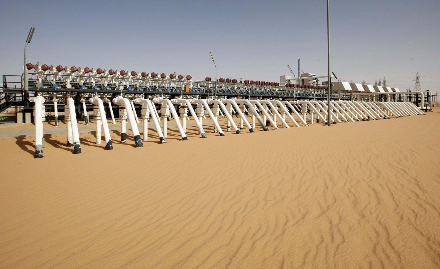 Engineers at the field had earlier given conflicting reports about whether oil was flowing or was being halted.