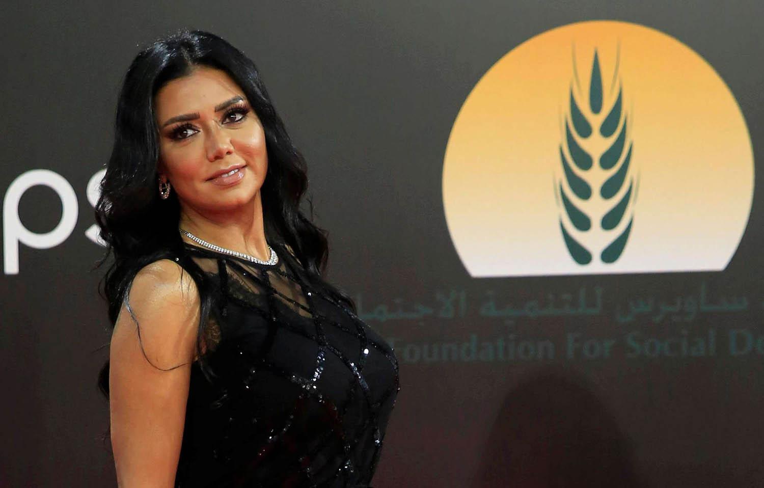 رانيا يوسف لدى حضورها مهرجان القاهرة السينمائي بفستانها المثير للجدل