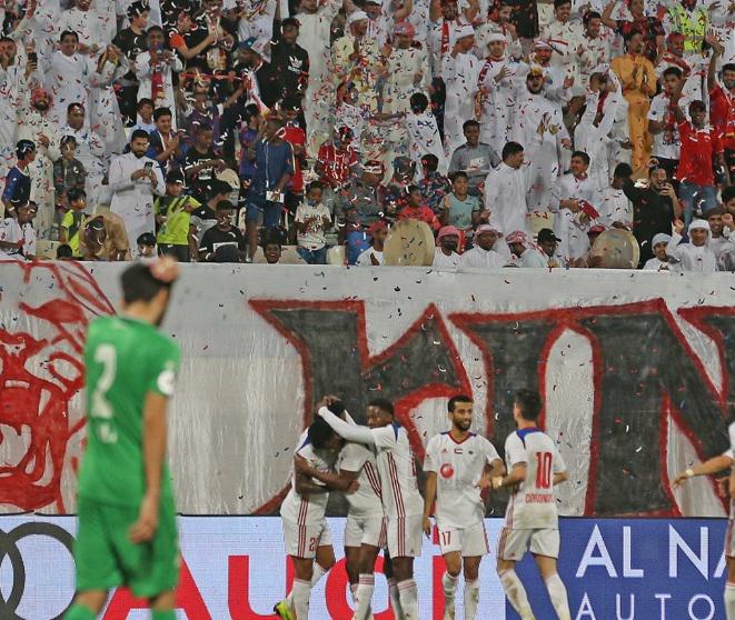 لاعبو الشارقة يحتفلون بفوزهم الكبير والمهم على الامارات