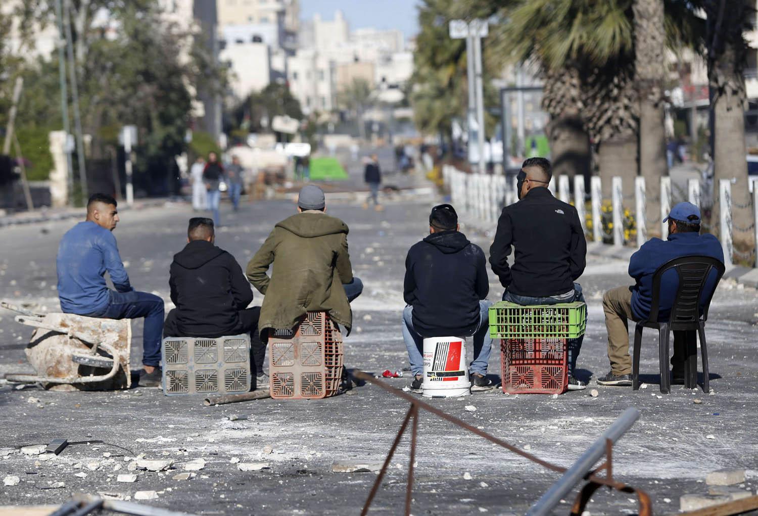 فلسطينيون يقطعون طريقا رئيسية في الضفة بالقرب من رام الله
