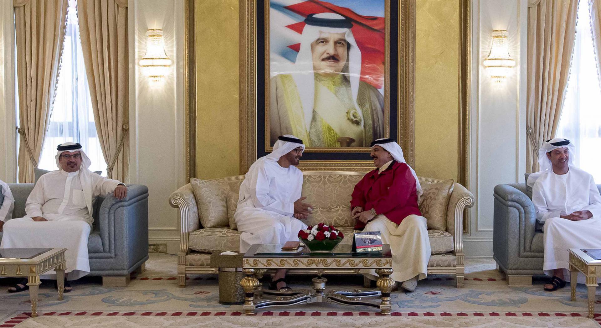 الشيخ محمد بن زايد آل نهيان ولي عهد أبوظبي وعاهل البحرين الملك حمد بن عيسى آل خليفة