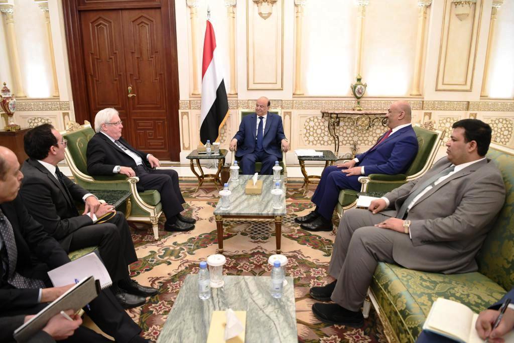الرئيس اليمني عبدربه منصور هادي والوسيط الأممي مارتن غريفيث يناقشان تطورات هدنة الحديدة