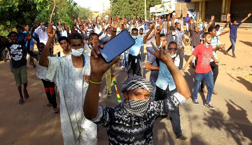 محتجون سودانيون