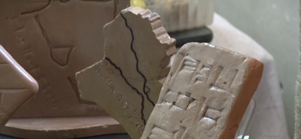 نحات عراقي يحيي اللغة المسمارية بأسلوب عصري