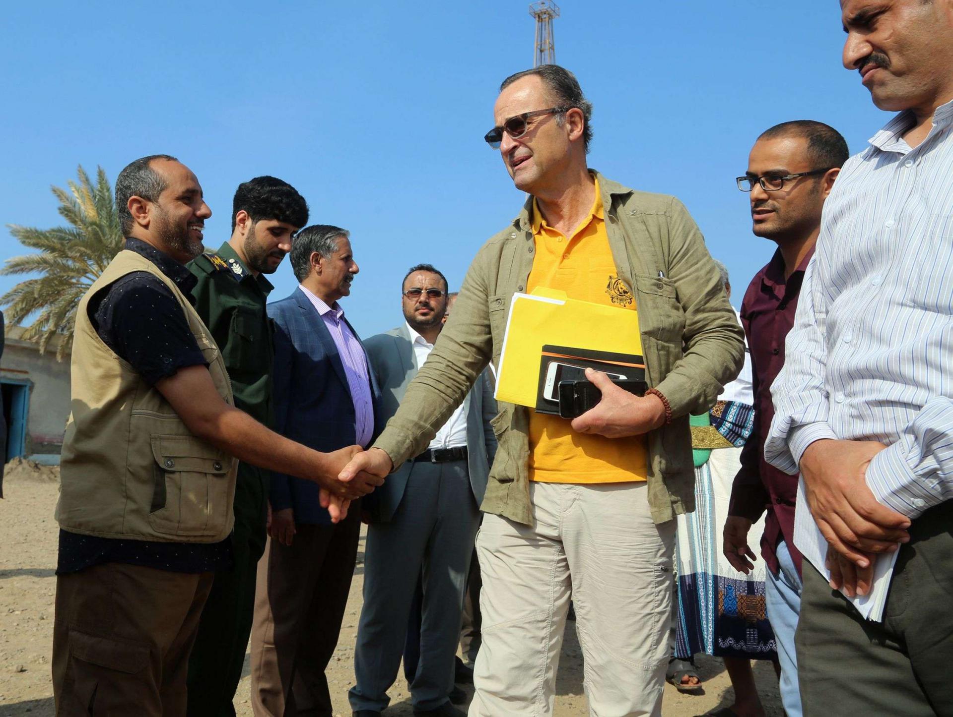 كامرت في منصبه إلى حين العثور على خلف له