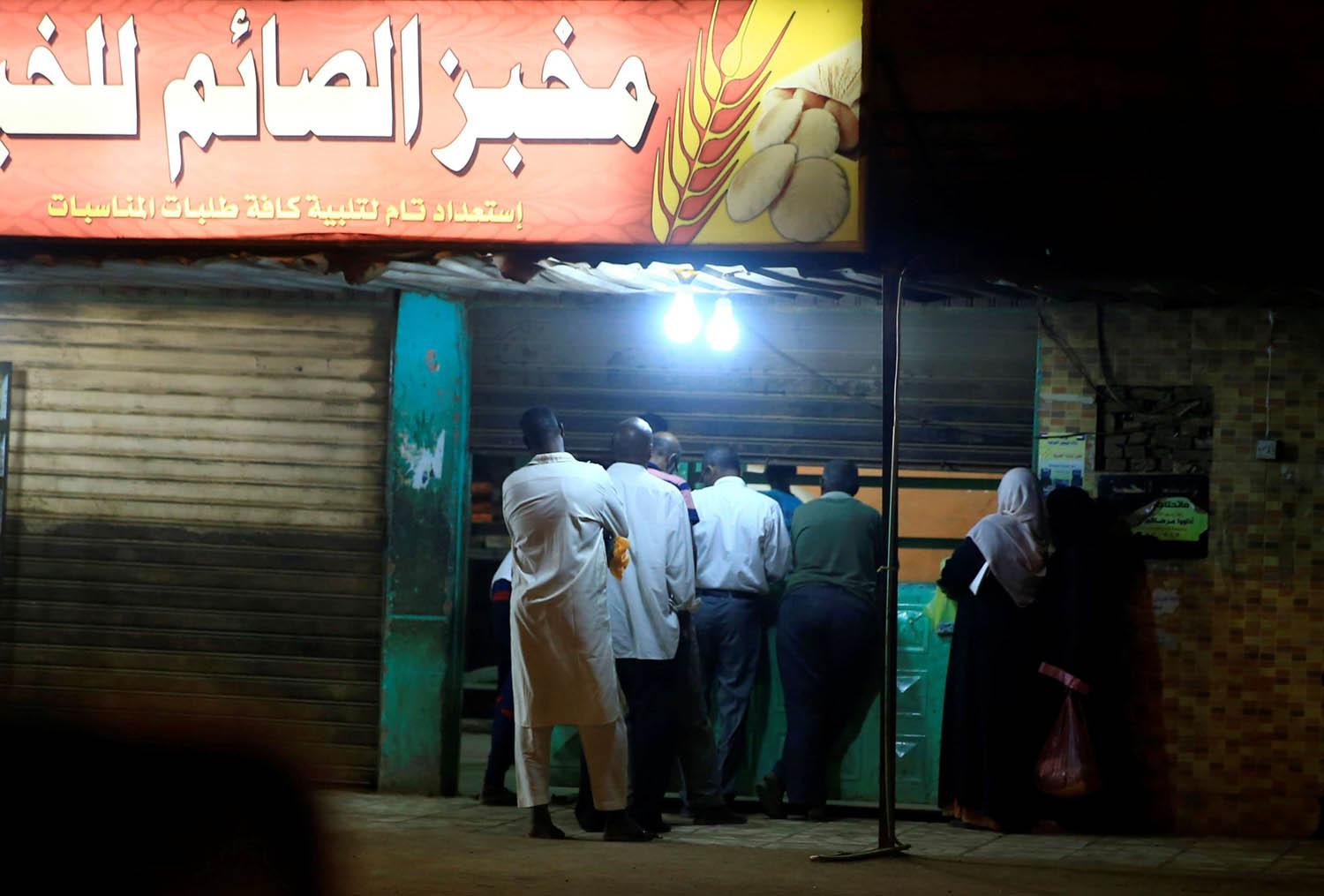 سودانيون ينتظرون الخبز أمام مخبز في الخرطوم