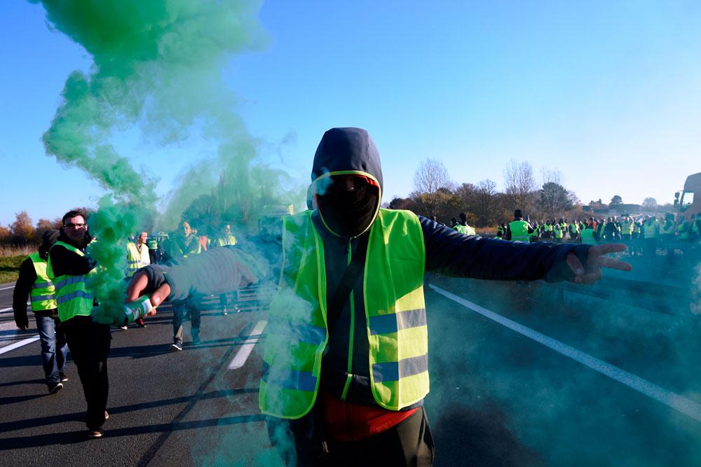 حراك السترات الصفراء يواصل التعبئة لمظاهرات أكبر