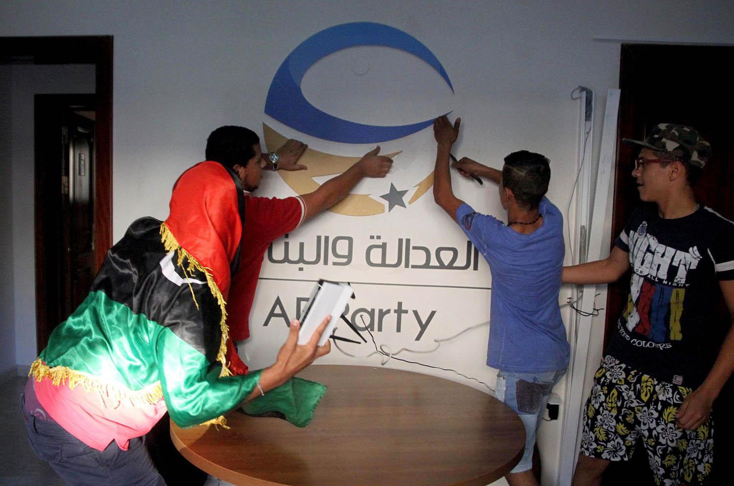 متظاهرون يهاجمون مقرا لحزب العدالة والبناء الليبي في طرابلس