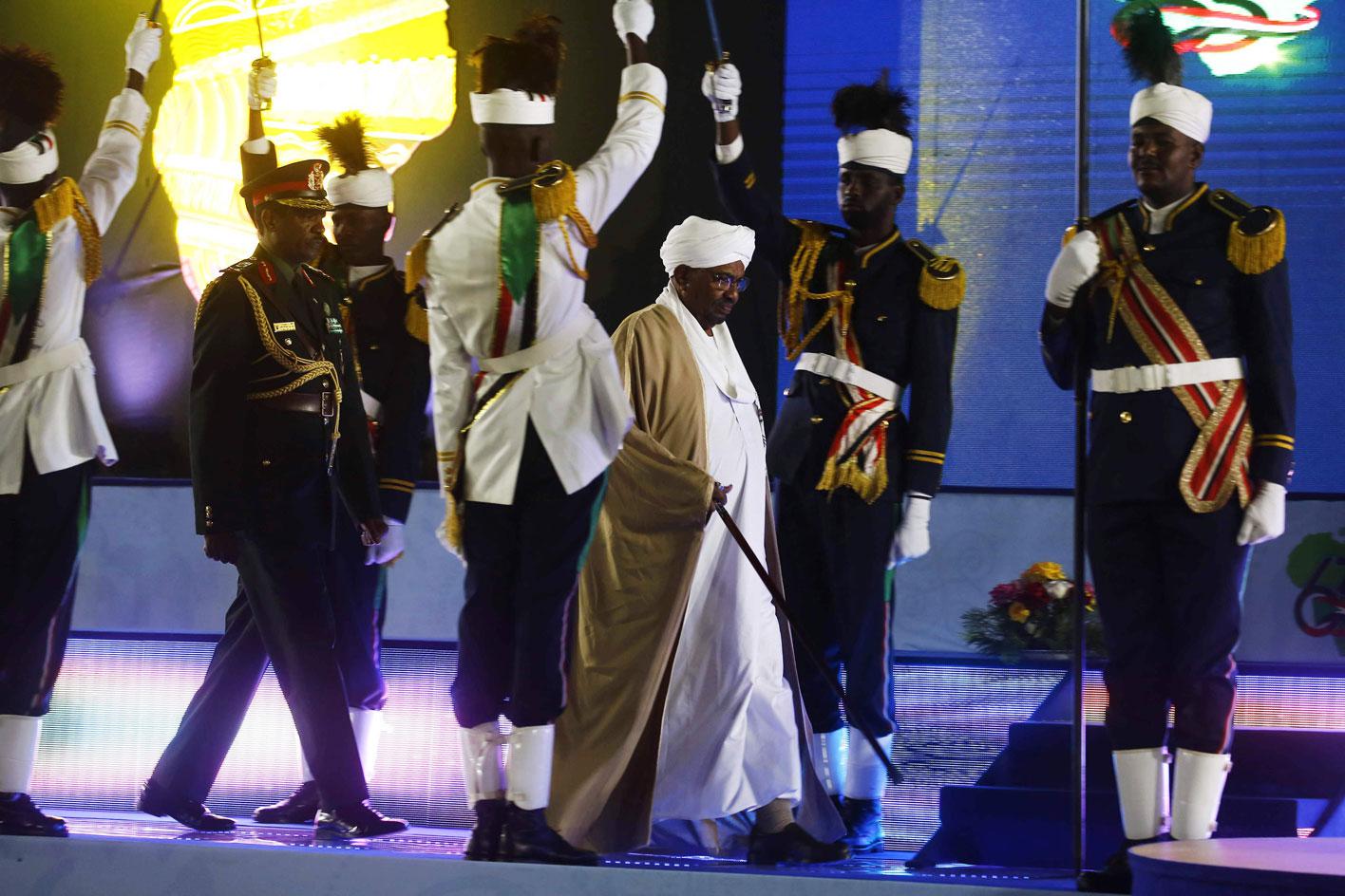 الرئيس السوداني عمر البشير يلجأ إلى حلول ترقيعية مع تنامي الغضب الشعبي