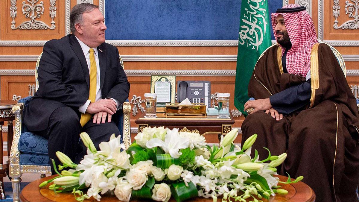 Saudi Crown Prince Mohammed bin Salman bin Abdulaziz Al Saud (R) meets with US Secretary of State Mike Pompeo at Al Yamamah Palace
