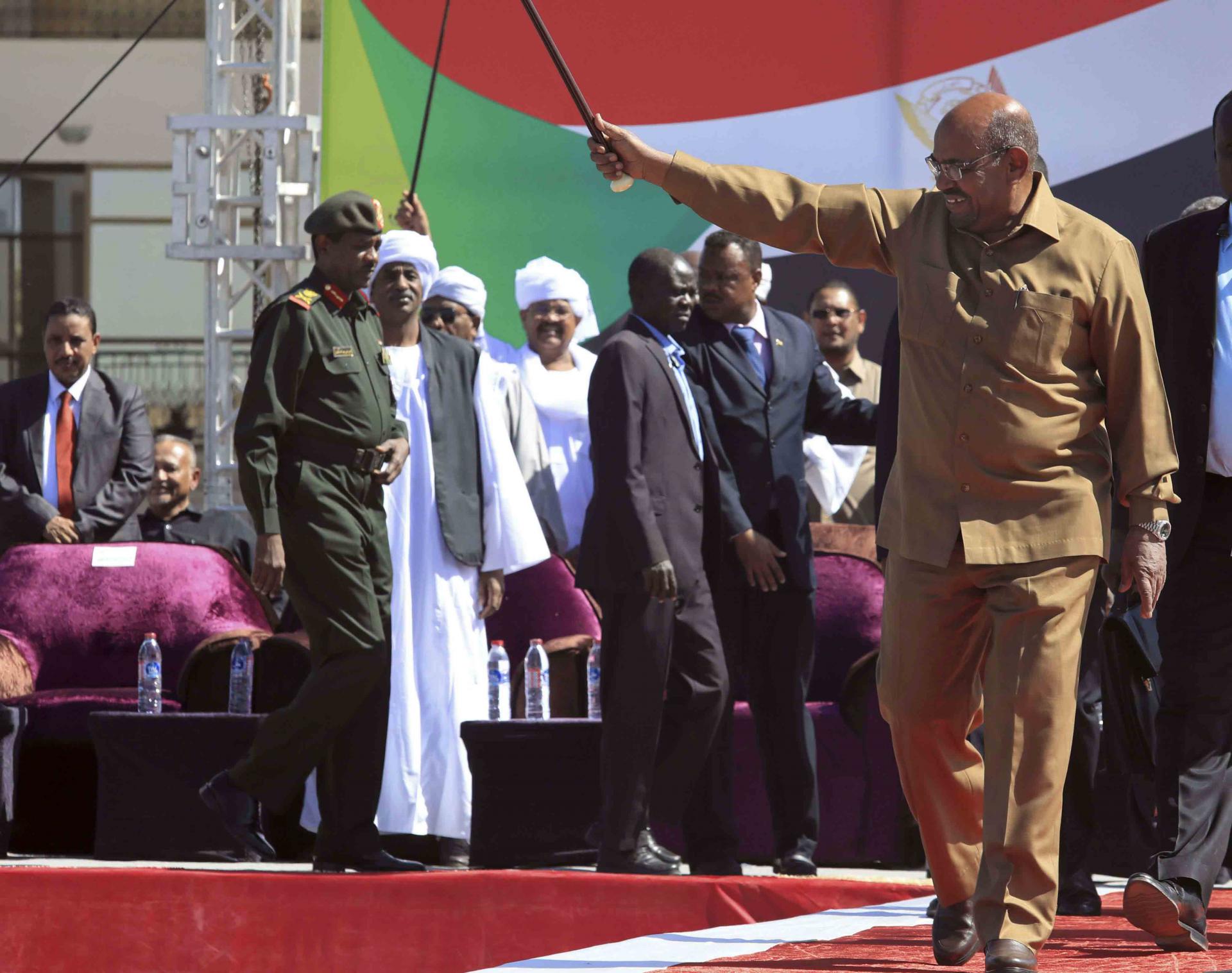 البشير يحشد أنصاره في تعبئة ضد معارضيه