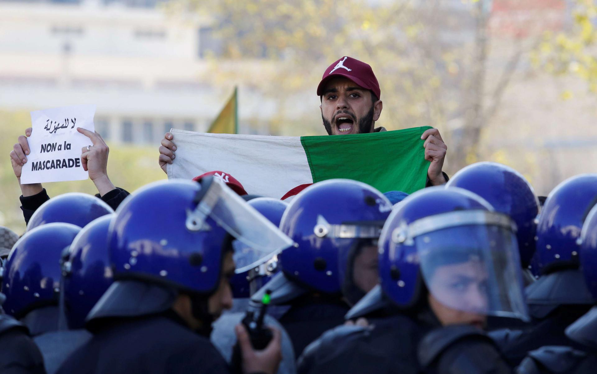 المحتجون في الجزائر