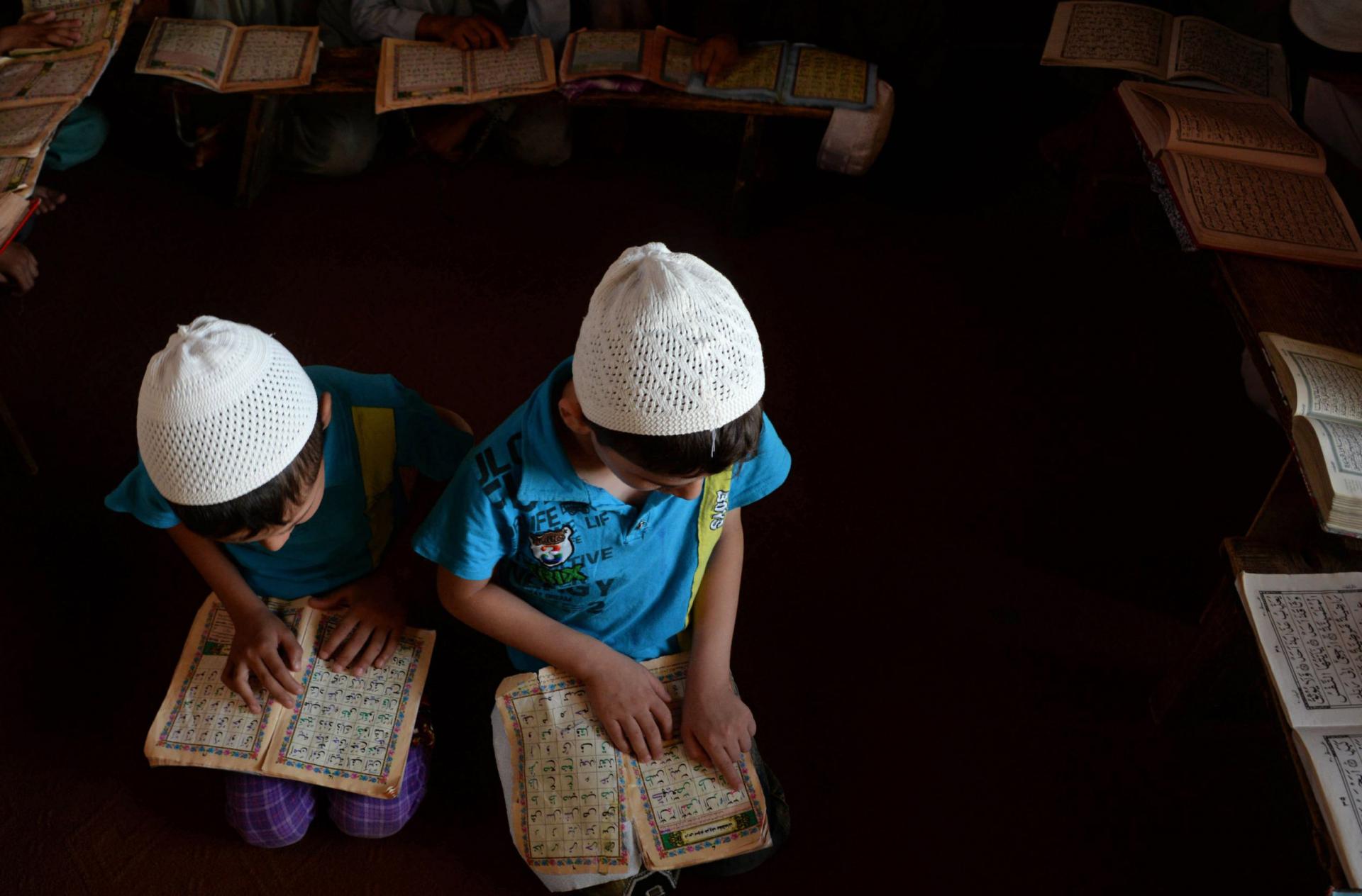أطفال منقطعون عن الدراسة مجتمعون في ظروف سيّئة 