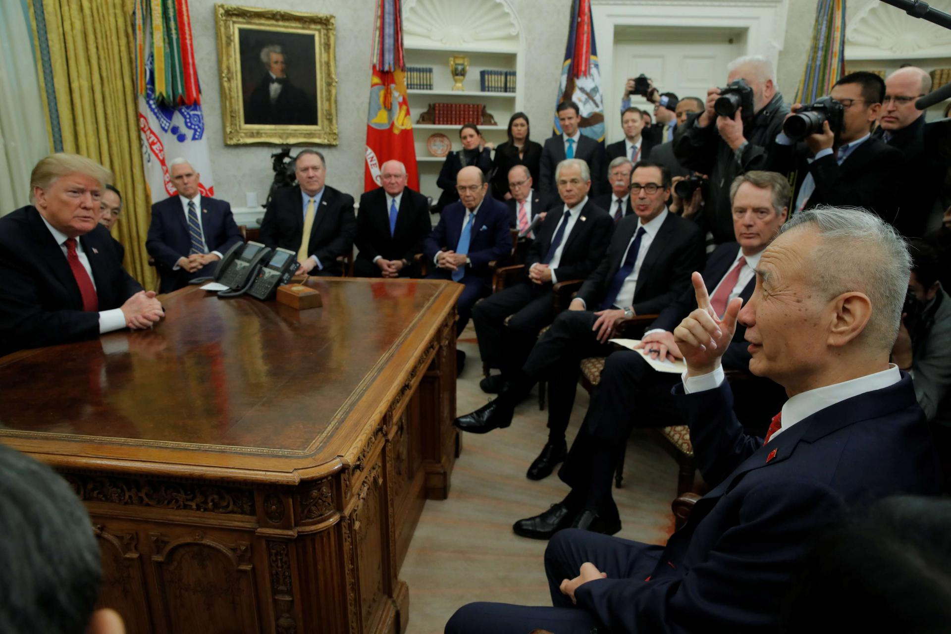 ترامب مع الوفد الصيني