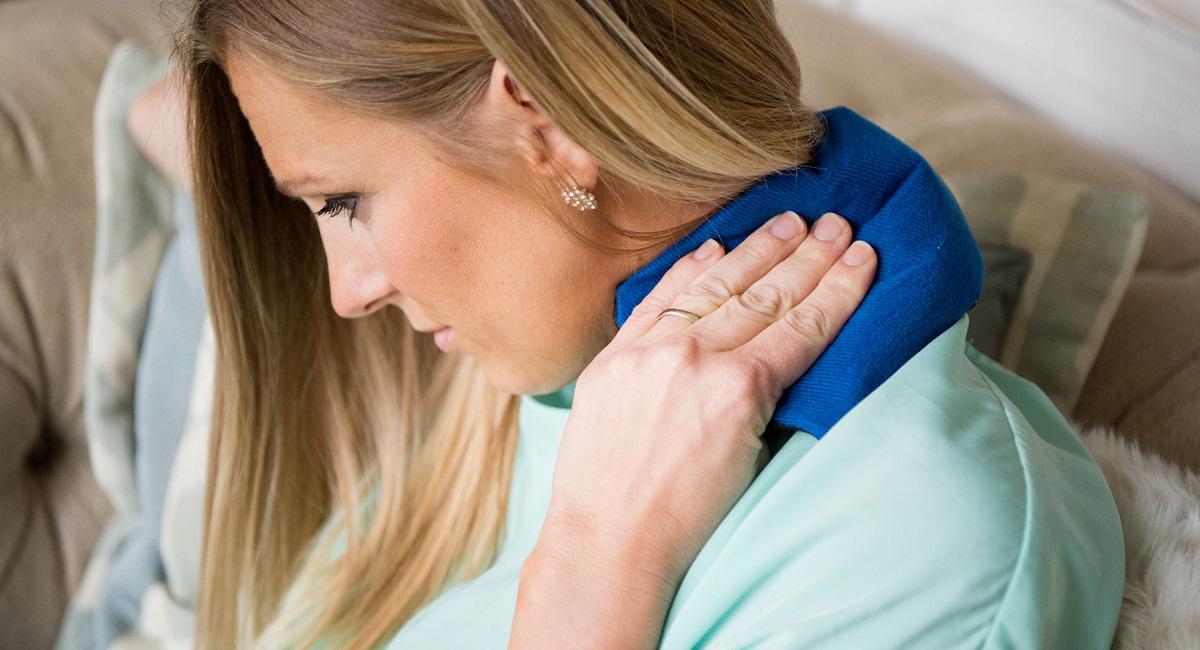 امرأة تعاني من ألم في الرقبة
