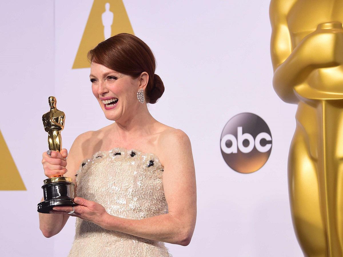 الممثلة جوليان مور تلبس فستانا من تصميم كارل لاغرفيلد في حفل الاوسكار 2015