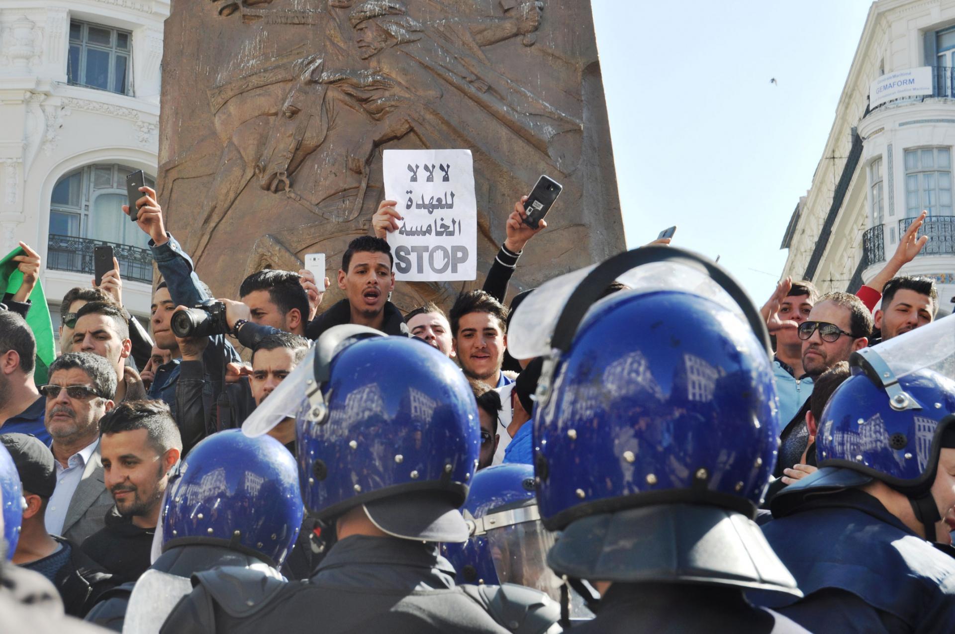 محتجون جزائريون